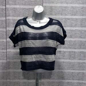 Junior’s cute lightweight navy blue and gray cropped sweater